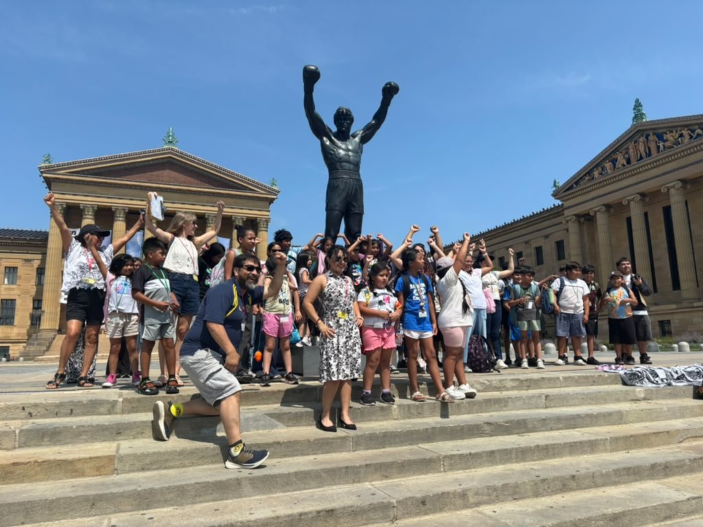 ¡Lo logramos! On the steps of the Philadelphia Museum of Art.