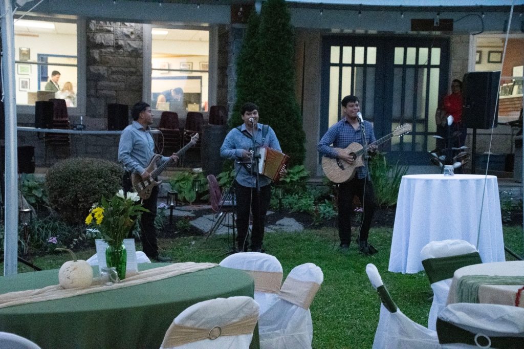 The band playing at dusk beyond the dinner tables